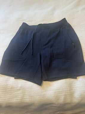 Lululemon men’s Navy Drawstring Shorts size medium